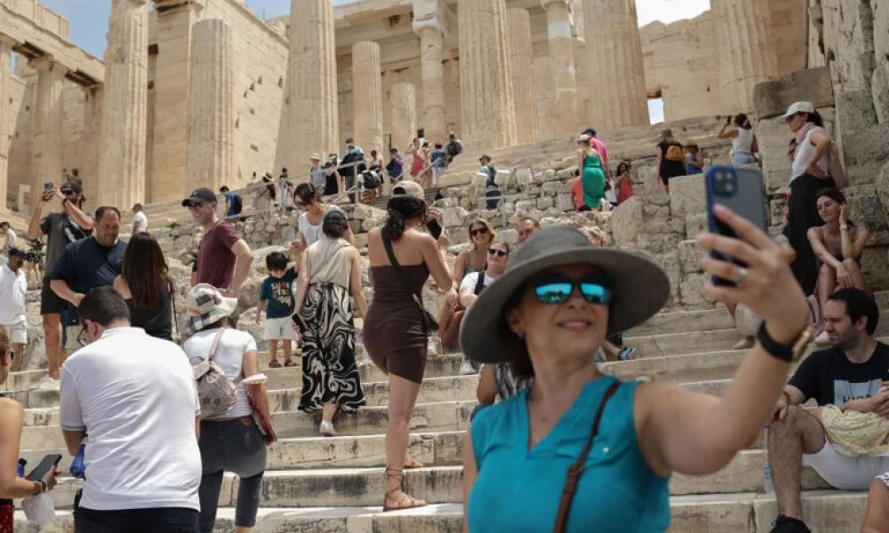 Guardian: Θύελλα αντιδράσεων για τις «πριβέ» ξεναγήσεις στην Ακρόπολη έναντι 5.000 ευρώ